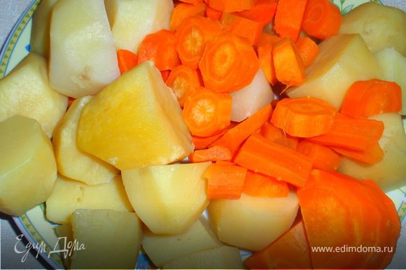 Картофель и морковь кладем на разогретую сковороду с сливочным маслом. Добавляем чеснок, солим и обжариваем на среднем огне до золотистой корочки.