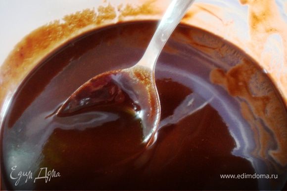 Шоколад поломать, добавить масло и растопить в СВЧ, или на водяной бане