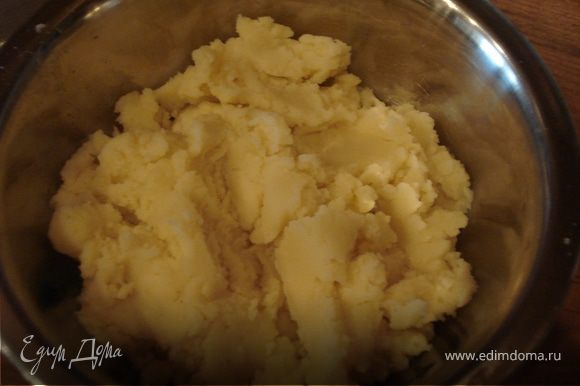 Отвариваем картофель,добавляем сливочное масло и готовим пюре.К пюре добавляем натертый на мелкой терке сыр, чеснок, лук, соль, перец.