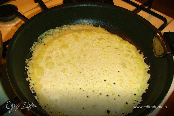 2. В просеянную муку добавить соль, яйцо, желток, молоко, растопленное сливочное масло и вымешать тесто. Оставить на пол часа "отдохнуть". Выпекать на сильноразогретой сковороде.
