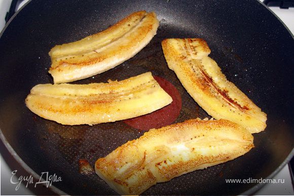 Бананы разрезать и обжарить на сливочном масле.