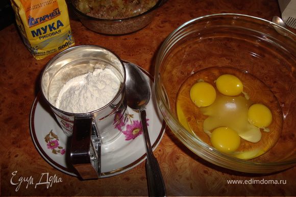 В посуду, в которой будем замешивать тесто, разбиваем яйца, добавляем соль и сахар. Все это дело немного взбиваем миксером.