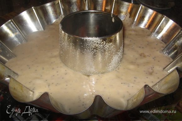 Вылить тесто в форму и выпекать в духовке 45 - 50 мин при 180 градусах.