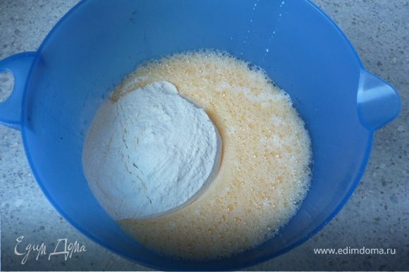 Яйца и щепотку соли взбить в пену. Затем вмешать муку, молоко и сливки. Оставить на 15 минут.