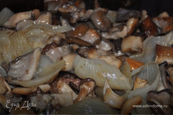Достаньте готовое мясо из духовки и слейте содержимое через сито в сотейник. Положите мясо обратно в кассероль. Выложите сверху грибы и лук.