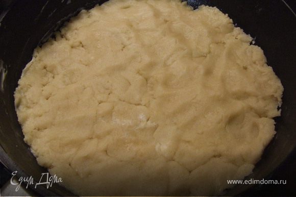 Тесто: Размягченное масло перемешать с сахаром. Добавить желтки, муку и щепотку соли. Все перемешать и выложить на дно формы.