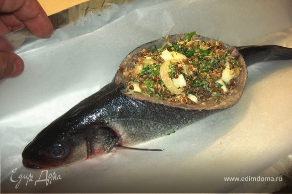 Каждую рыбу завернуть в фольгу, выложить на противень и поместить в разогретую до 180С духовку на 20-25 минут.
