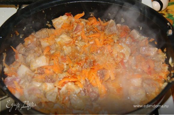Мелко шинкуем лук, морковь натираем на крупной терке. Разогреваем в глубокой сковороде сливочное и оливковое масло, обжариваем лук и морковь. Мелко шинкуем помидор и чеснок и добавляем в сковороду. Режем свинину на кубики и отправляем к овощам. Добавляем соль перец.