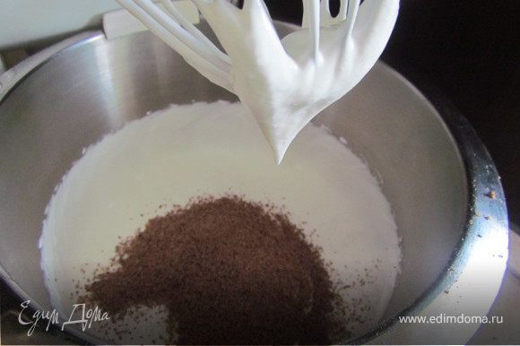 Взбить сметану с сахарной пудрой до воздушного состояния. Натереть грамм 50 шоколада на самой мелкой терке и добавить к сметанному крему.
