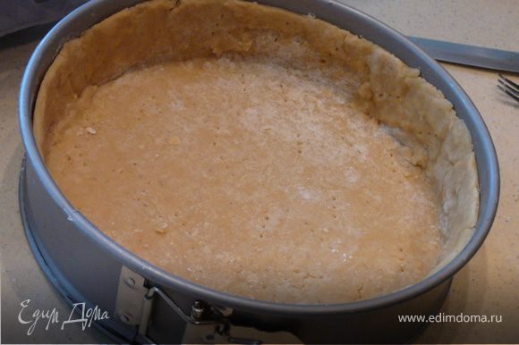 Тесто: Смешать сухие компоненты, отдельно мокрые и постепенно добавить в сухие. Замесить тесто, сформировать в 2 шарика (один больше) и охладить.