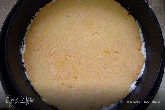 2 крем. Взбить 2 пачку сливок с сахарной пудрой. Покрыть кремом торт и посыпать 1 ст л кокосовой стружки.