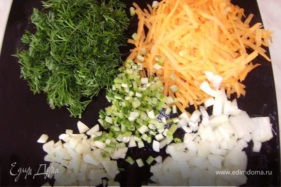 Лук, морковку, чеснок, черемшу и укроп мелко нарезать..