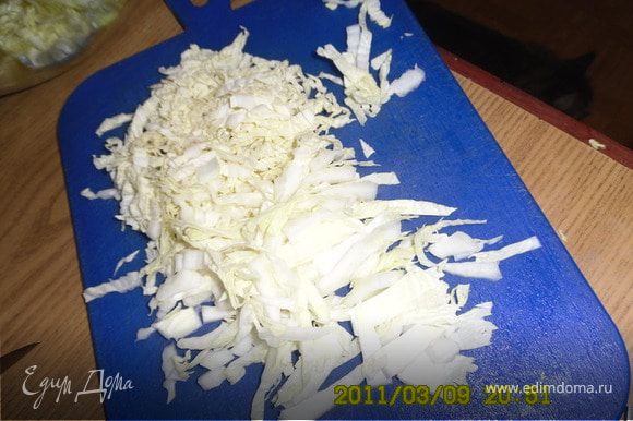 порезать пекинскую капусту и добавить в салат