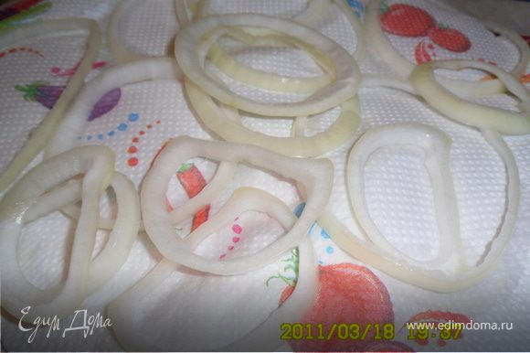 Лук нарезать кольцами (не толстыми и не тонкими чуть меньше1 см), выложить на дуршлаг и ошпарить кипятком.Выложить на бумажные полотенца, чтобы стекла жидкость.