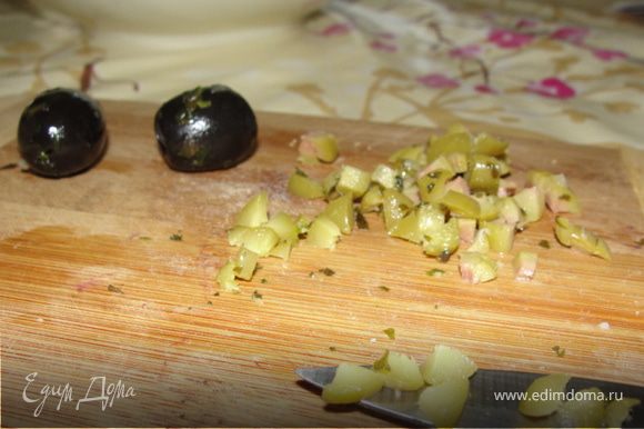 Мелко порубить маслины и оливки(или каперсы).