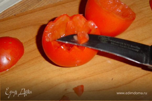 Разрежьте помидор поперек на две части, большую и меньшую. Ложечкой извлеките из него сердцевину. По краю большей части помидора вырежьте зубчики.