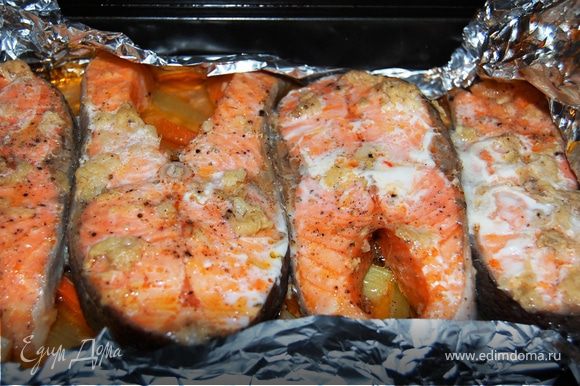 Рыба готова. Подавайте с гарниром на ваш вкус. И не забудьте положить морковь с сельдереем, они очень вкусные!