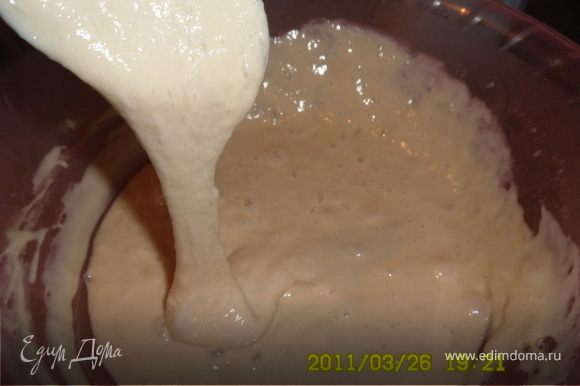 Смешать теплое молоко с дрожжами, добавить соль,сахар и поставить тесто "гулять"(на несколько часов), периодически помешивая.