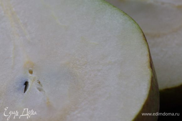 Груши нарезать тонкими ломтиками и слегка сбрызнуть соком лимона, чтобы они не потемнели.