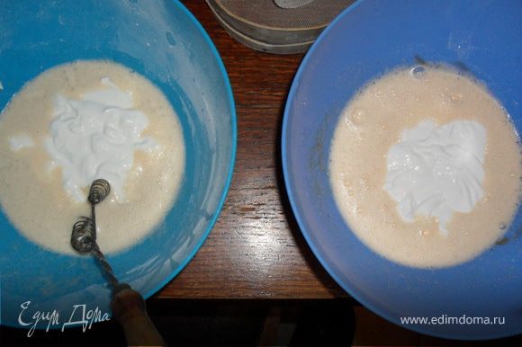 В двух мисках делаем тесто белое и тёмное.Хорошо взбиваем яйца,соль,сахар,ваниль в каждой миске одним и тем же венчиком.Добавляем сметану в каждую миску и перемешиваем.