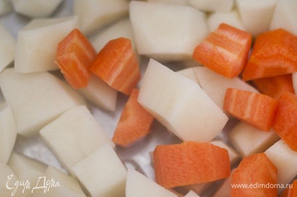 Картофель и морковь почистить, крупно нарезать, залить 1 1/2 − 2 л кипящей воды и варить минут 5−7.