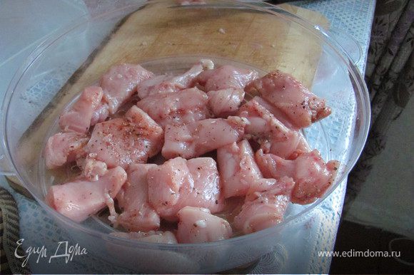 Нарезанную небольшими кусочками куриную грудку обваливаем в смеси перцев, соли и корице. Грейпфрут моем и снимаем верхнюю часть кожуры.