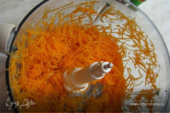 Очистить морков и редьку и измельчить комбайном или натереть на терке.