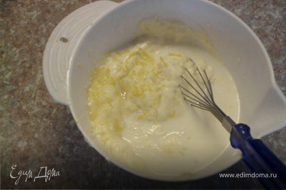 Яйца растереть с ванильным сахаром. Добавить молоко, творожную масу. Перемешать.
