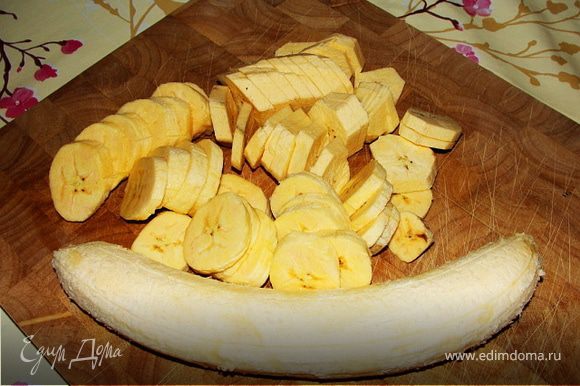 Бананы очищаем от кожуры, нарезаем тонкими кружками. Обжариваем в сковороде примерно 10 минут, на рапсовом или любом нейтральном масле до золотистого цвета.
