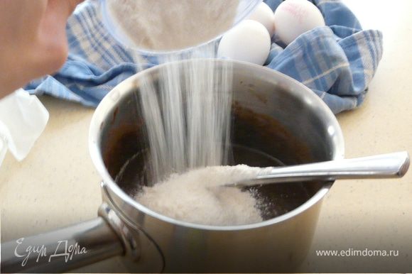 Смазать маслом бумагу для выпечки, выложить форму и вылить тесто. Смешать арахисовое масло и остальные ингредиенты(растопить). Ложкой неравномерно выложить сверху на тесто арахисовую массу, вилкой сделать завитки.