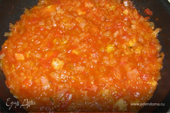 Лук и помидоры нарезать не крупно кубиками. Обжарить на растительном масле сначала лук, добавить томатную пасту и затем, помидоры. Все перемешать и тушить еще около 5 минут. Воду не добавляйте, смесь не должна быть слишком жидкой. Добавить соль, перец, смесь из итальянских приправ (по желанию).
