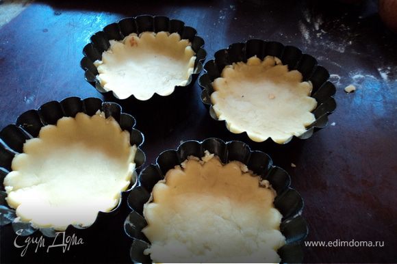 Разогрейте духовку до 200*. Раскатайте тесто в тонкий пласт и вырежьте из них круги и положите в смазанные сливочным маслом формы. На тесто положите начинку.