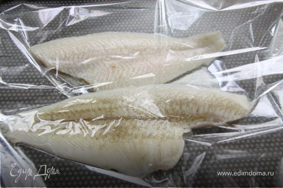 2. Филе рыбы солим, перчим, добавляем специи по вкусу. Выкладываем в пакет и заливаем лимонным соком.
