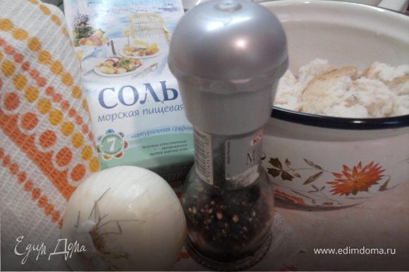 Прокрутить в фарш лук, добавить заранее замоченный в молоке батон (немного отжать), посолить, поперчить, добавить яйцо.
