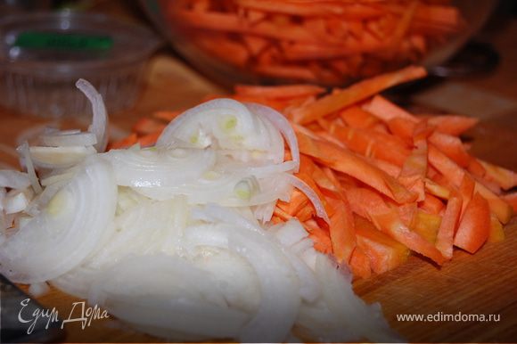 Нарежьте 100 гр лука , тонкими полукольцами,морковь - тонкой соломкой.