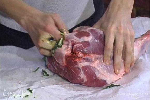 Наполнить этой массой все надрезы на мясе, затем обмазать весь окорок.