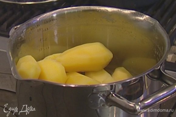 Картофель почистить, залить водой, посолить и варить до полуготовности 10‒15 минут.