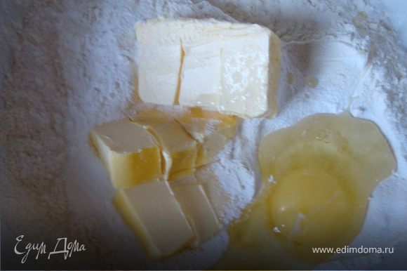 В миску просеять муку, добавить сахарную пудру, яйцо и размягченное сливочное масло.