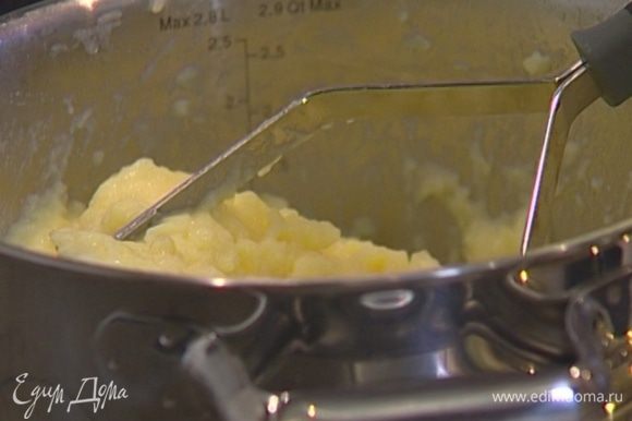 Приготовить из картофеля пюре, добавив сливочное масло и 3 ст. ложки воды, в которой он варился.