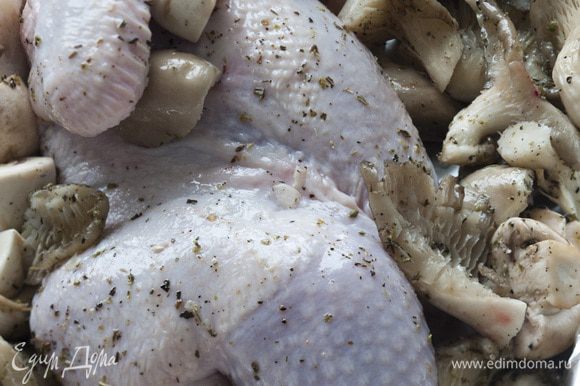 Тушки цыплят разрезать пополам и положить в посуду с грибами и специями на 20−30 минут.