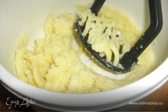 Картофель отварить,очистите горячим от кожуры и разомните в пюре. В остывшее картофельное пюре добавьте зубчик чеснока, растертый с небольшой щепоткой соли и молотым кориандром,добавьте 1 - 2 ч.л. майонеза