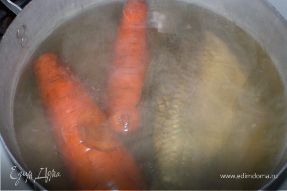 В кастрюле отварить морковь, до готовности. Далее к морковке переложить карась буквально на 8-10 мин.слить воду