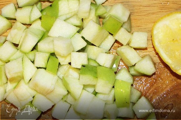 Салат,черемшу и базилик порезать или порвать руками.Яблоко порезать на кубики и тут же выжать на него сок из половинки лимона.