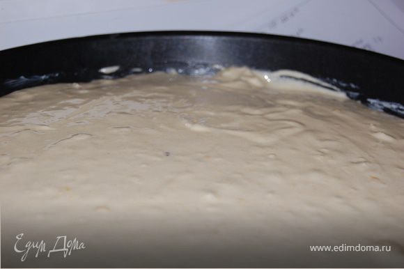 Вылить тесто ,в смазанный сливочным маслом, противень.