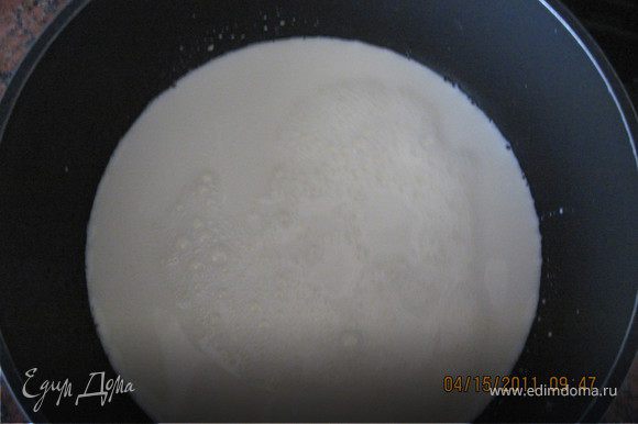 Молоко вылить в кастрюльку добавить соль и сахар.Довести до кипения.