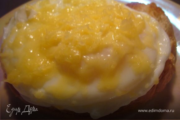 Выложи яйца на тосты и полей соусом, и тёртым сыром.