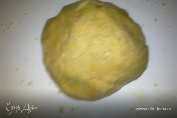 Вымесить тесто,сформовать шар ,обернуть его пищевой пленкой и положить в холодильник на 30 минут.