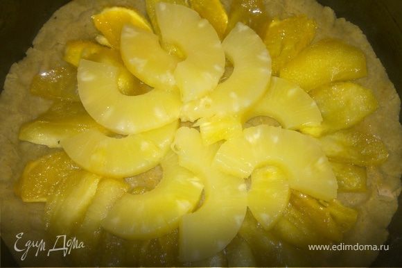 Сверху по первому кругу поочередно выкладываем яблоки и цитрус,затем серединку выкладываем ананасом.
