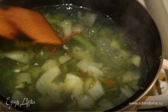 Пока лук, морковка и чеснок жарятся отварить в кастрюле в подсоленой воде стручковую фасоль и половину брокколи.Добавить туда жареную смесь со сковородки.