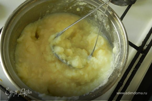 Сварите картофель.Слив воду,растолките в пюре с молоком или сливками,яйцом и половиной сливочного масла и половиной тертого сыра.